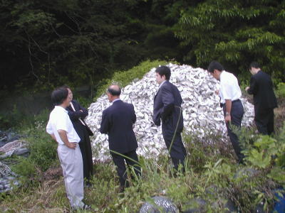 山積みにされた牡蠣殻